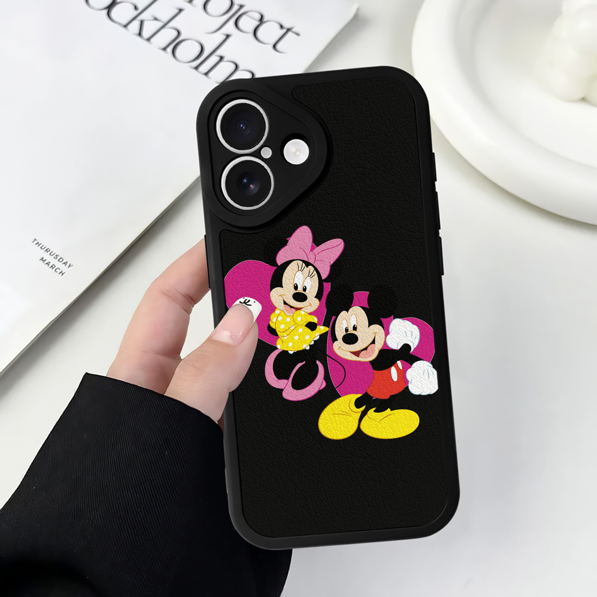 （画像用） ミッキーマウス Mickey Mouse 【iPhone 16シリーズ対応】シリコンスマホケース（レザー調） 材質：シリコン